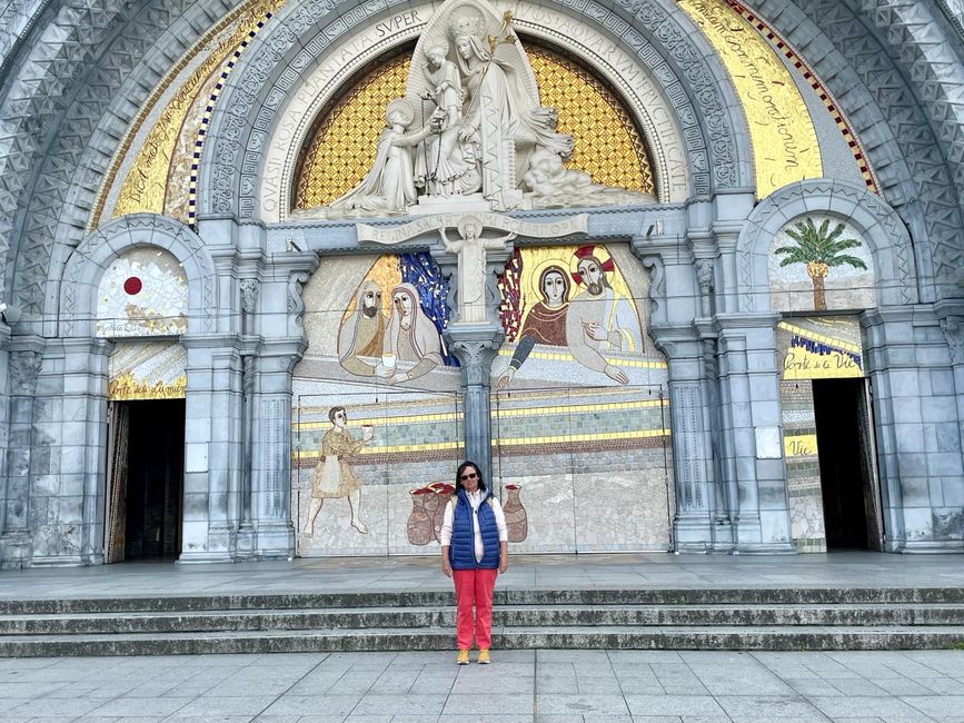 Eine spanische Frau hat Icke vor der Kathedrale fotografiert.