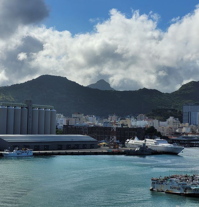 Día 132 de 175: Crucero alrededor del mundo - Puerto Luis/Mauricio - ruta modificada - gran desvío de las zonas de crisis