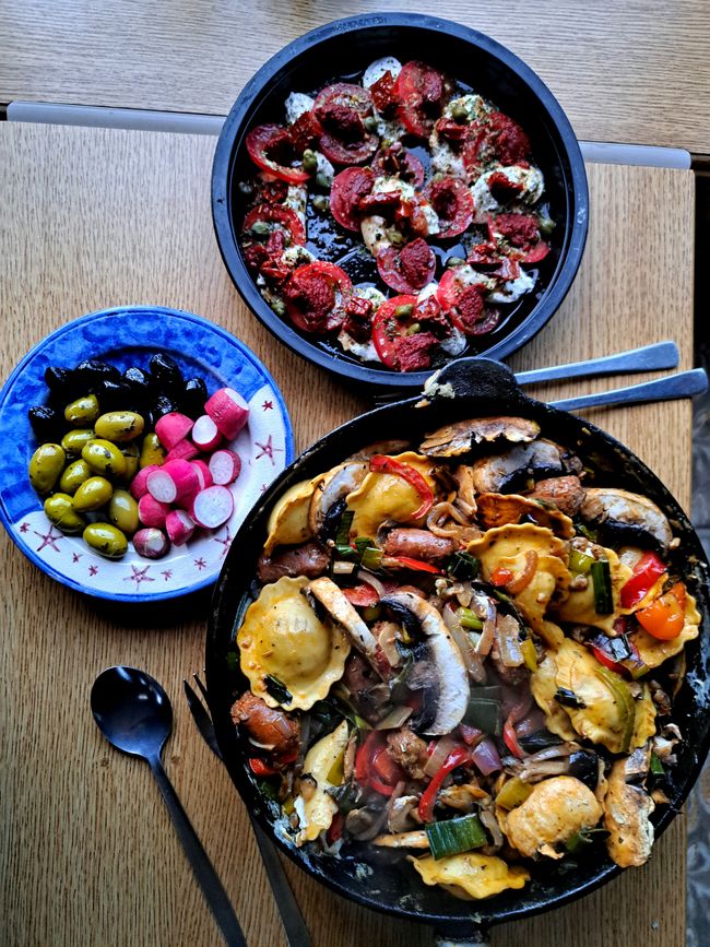 Sahnig-würzige Ricotta-Spinat-Füllung in frischen, handgemachten Tortelloni an einem aromatischen Lauchgemüse mit jungen Pilzen und knackiger roter Paprika gewürzt mit fein abgstimmter Melange epicé zu exzellenter Burrata an erlesenen fruchtigen Gartentomaten