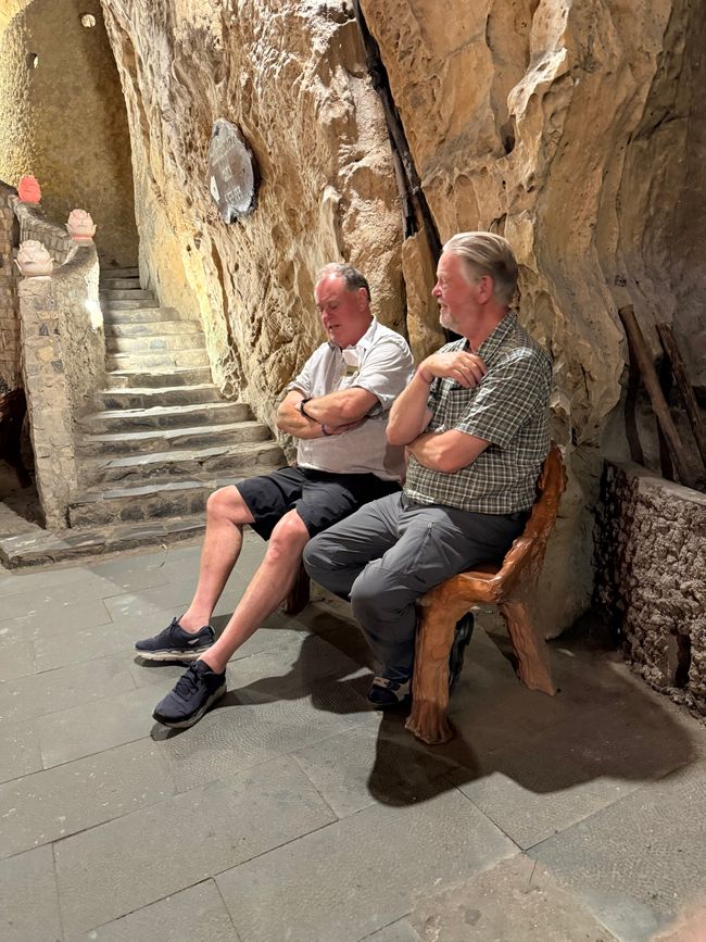 Deux vieillards font une pause