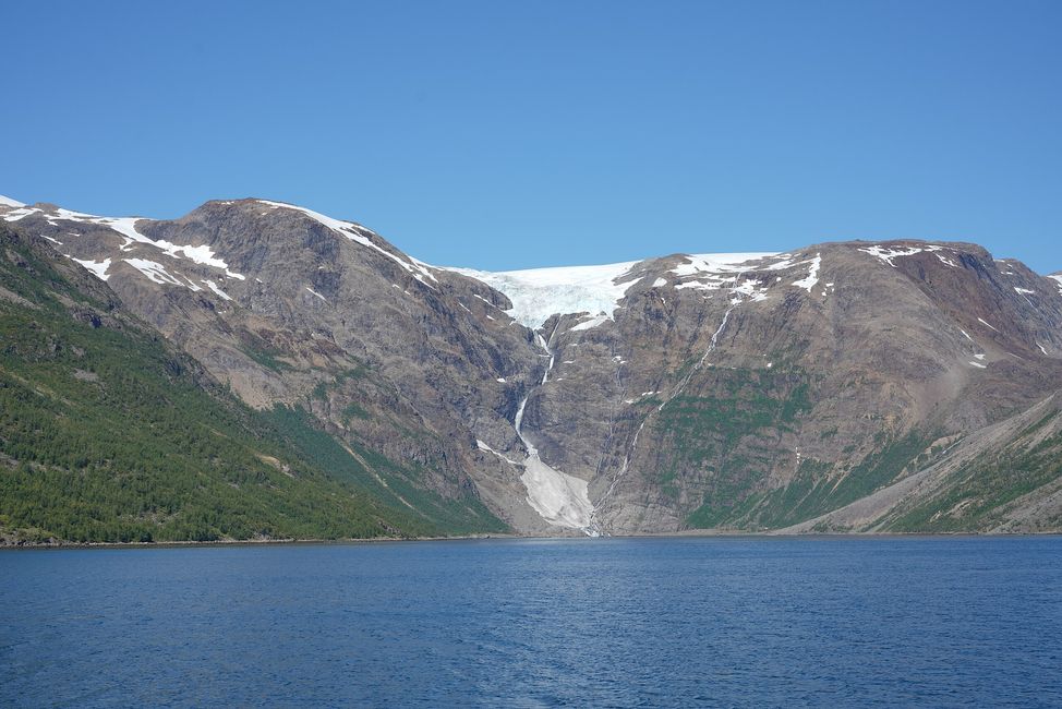 Der Gletscher kalbt in den Fjord