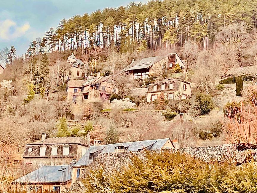 Les maisons sont blotties dans les montagnes et les collines du Massif de l'Aubrac.