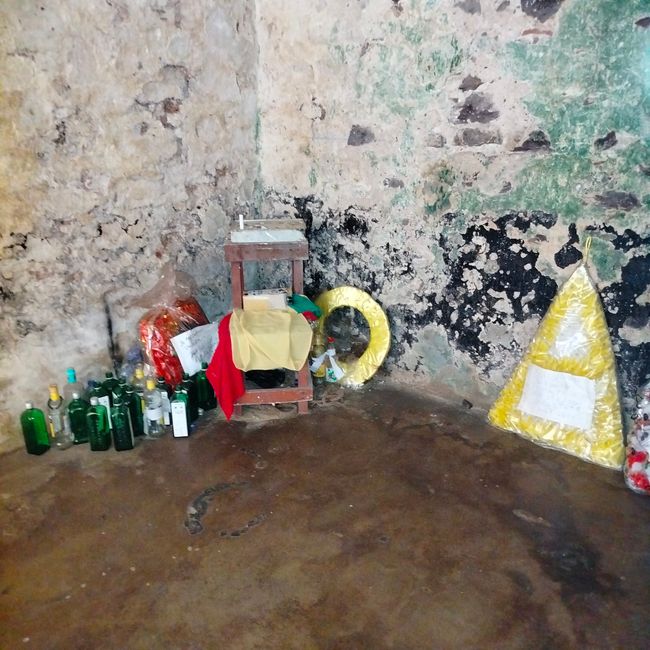 Kränze und Geschenke zum Gedenken der Toten.