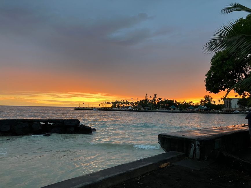 Kalua Kona bay at sunset 