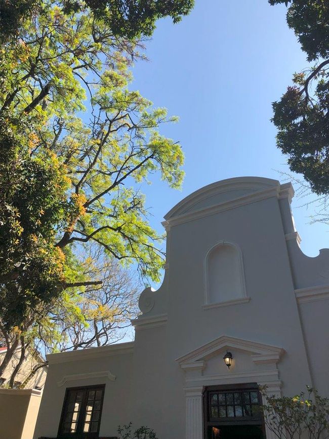 Holländische Architektur und blauer Himmel