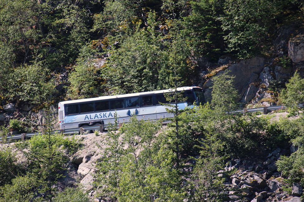 Touribus auf der Straße zum Summit