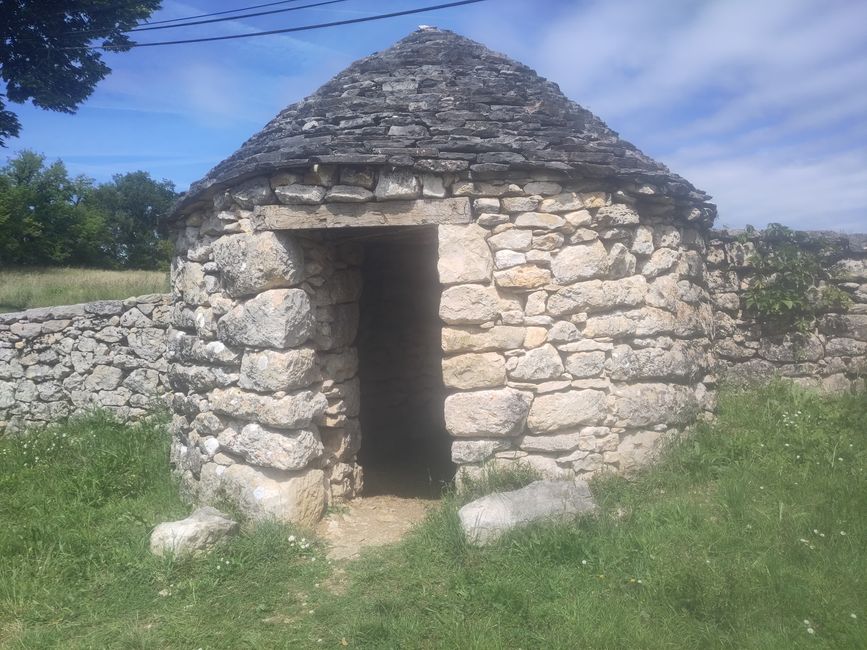 à travers le parc naturel du Quercy jusqu'à Conques dans les monts forêt de l'Auvergne