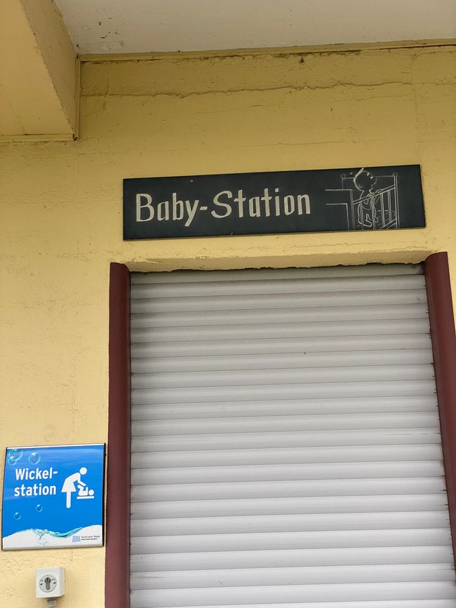 Das alte Schild blieb - ein moderneres wurde hinzugefügt