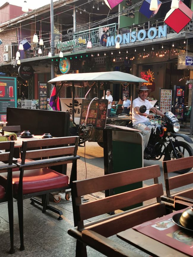 Pub Street mit Tuk-Tuk-Cowboy ...