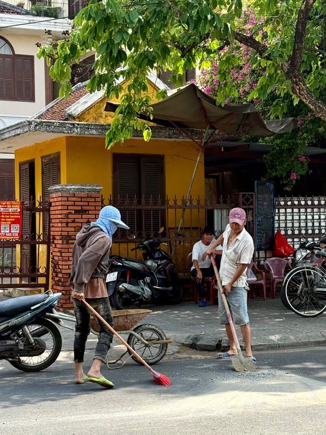 Es gibt viele Straßenkehrer.