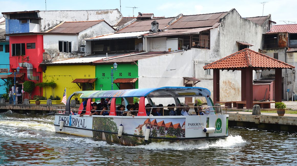 Touristenboot auf dem Malakka-Fluss