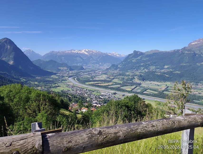 Liechtenstein - was für Aussichten und Berge🐶😃