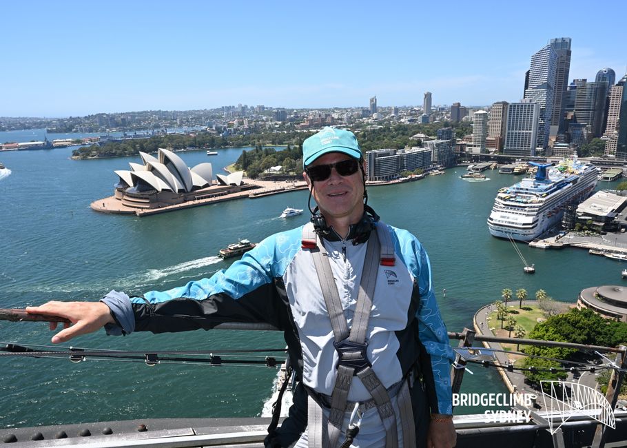 Si inizia con l'aspettativa di un'escursione.
E ci si trova improvvisamente nel mezzo di energia, storia e un'idea che è più grande di se stessi.

Una salita sulla Sydney Harbour Bridge, che mostra quanto le persone, l'atteggiamento e le visioni possano sostenere – e perché grandi obiettivi non nascono per caso.
