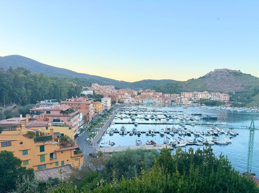Der Ausblick auf den Hafen von Porto Ercole von der Terrasse des Hotels La Rocca aus. 