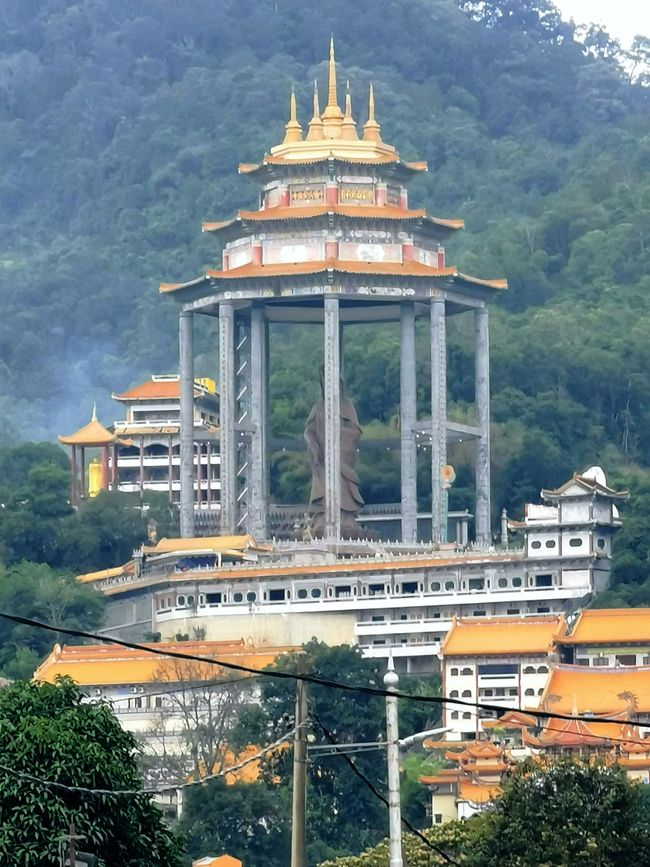 ... 我真的路过一个寺庙 ...