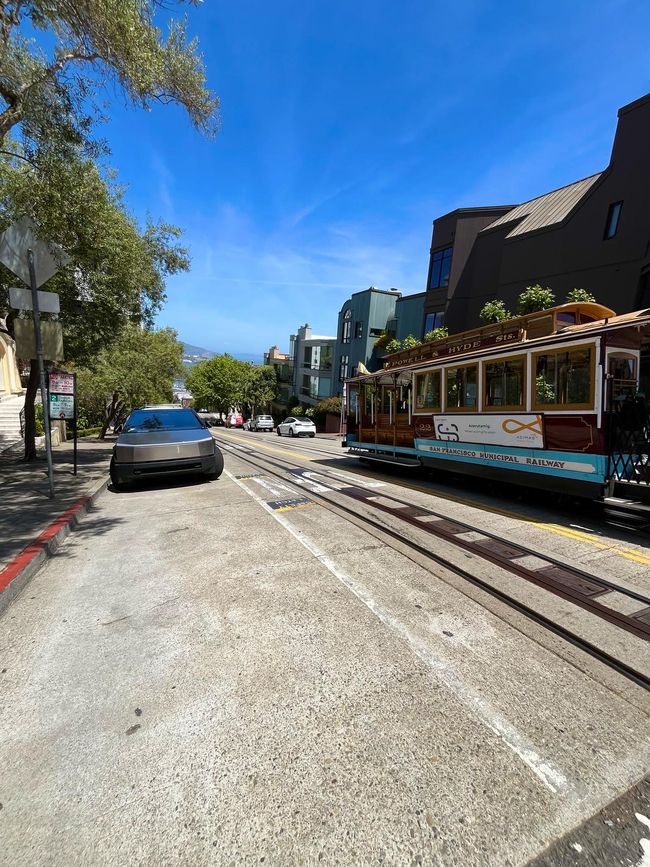 Cyber Truck e vecchio tram