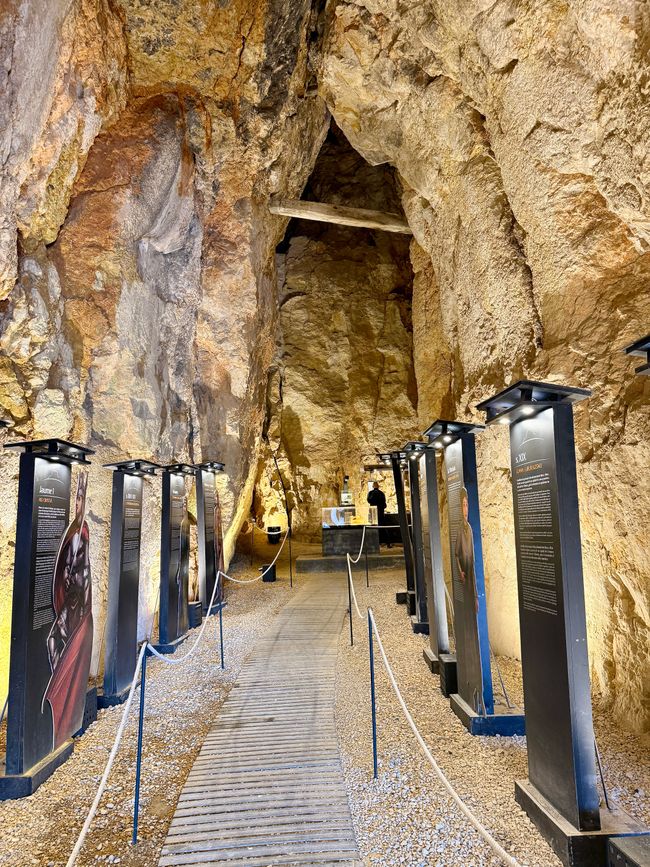 Ein Blick ins Innere: Eine Ausstellung im Inneren des Felsens.