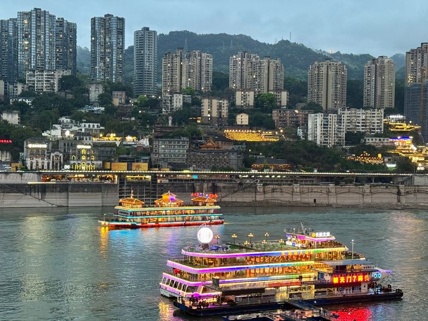 With the Bullet Trains 🚅
CHINA 🇨🇳 & JAPAN 🇯🇵 Discovering      
Part 3: Chongqing