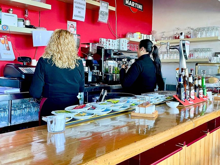 Zwischendurch eine Kaffeepause im El Mirador mit einer wundervollen Aussicht und zwei netten Bar-Damen.