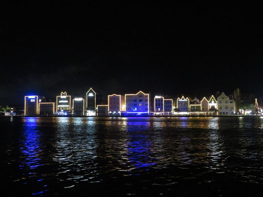 Promenade au bord du canal la nuit