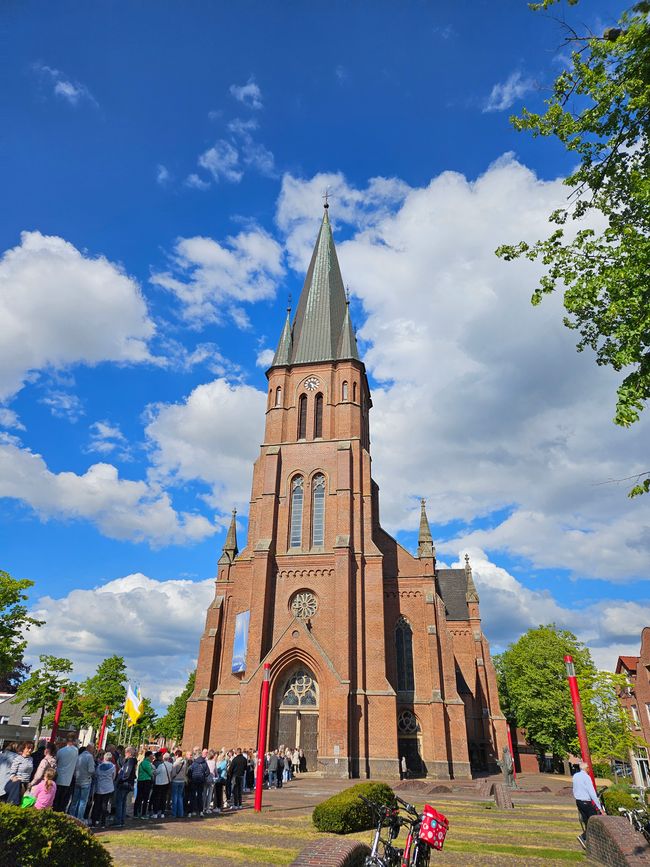 Plötzlich doch Menschen. Sie sind hier für ein Schulkonzert. 