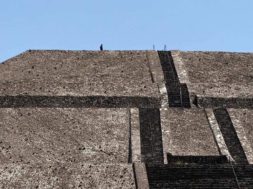 Pirámide del sol / El guardián solitario