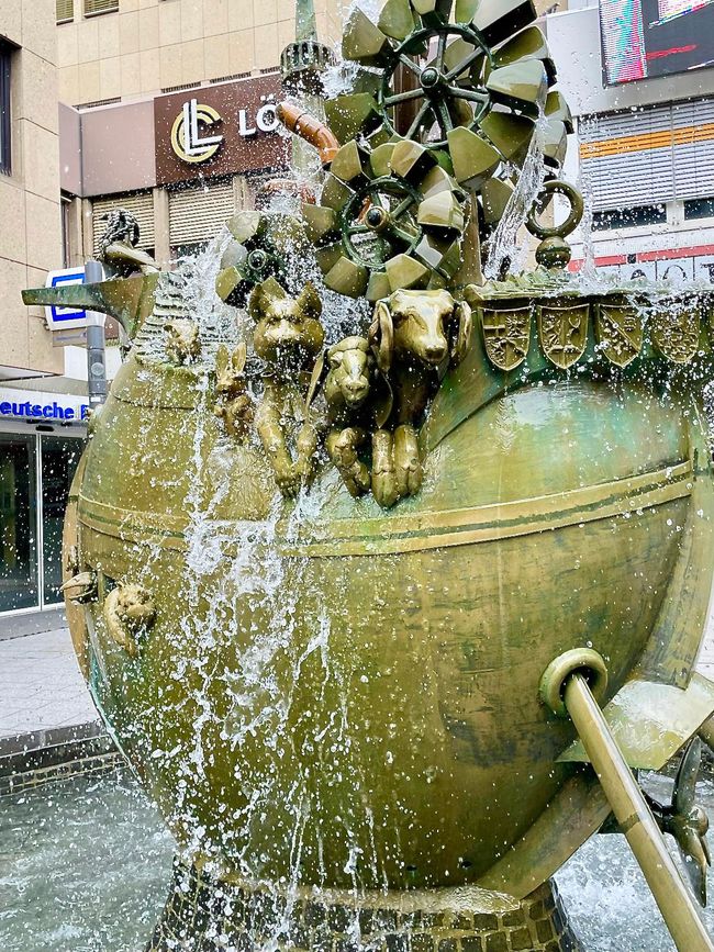 A fountain whose creator was inspired by Noah's Ark. 