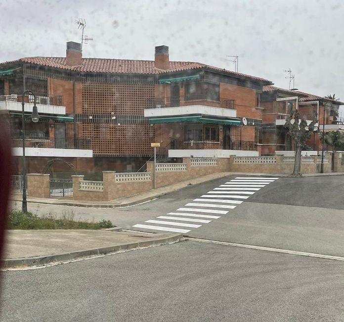 Lors de l'arrivée hier sur notre emplacement, cette bosse aurait presque causé notre perte. Nous avons touché le sol – heureusement, nous nous en sommes tirés avec une frayeur.