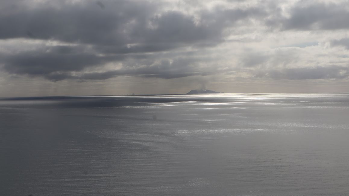 Blick auf White Island, man sieht den aufsteigenden Rauch