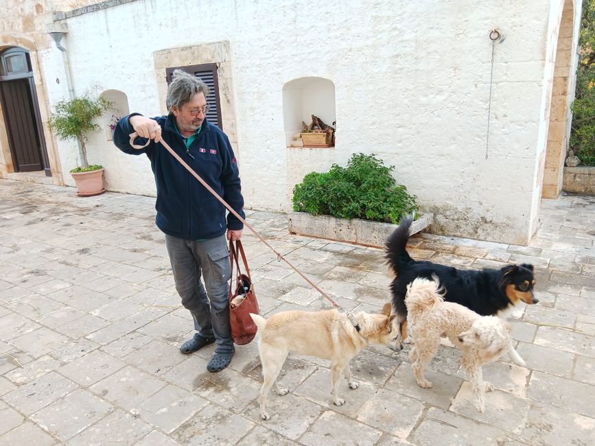 Tre persone si rallegrano