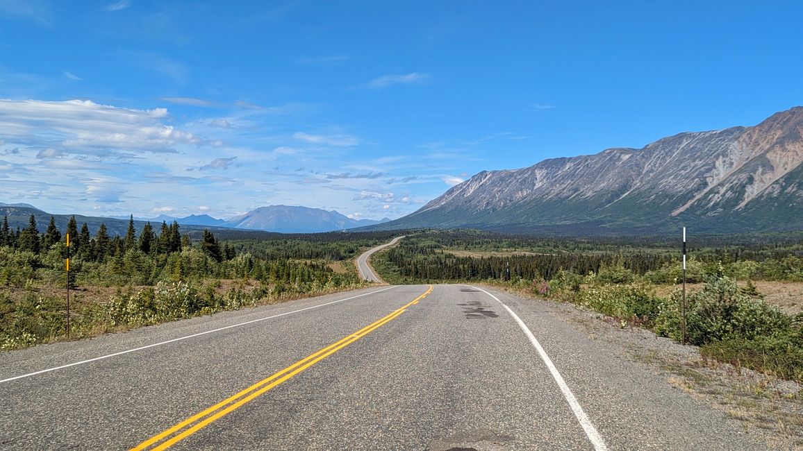 Tag 27: Bärenshow & fantastische Bergwelten - zurück nach Yukon/Kanada