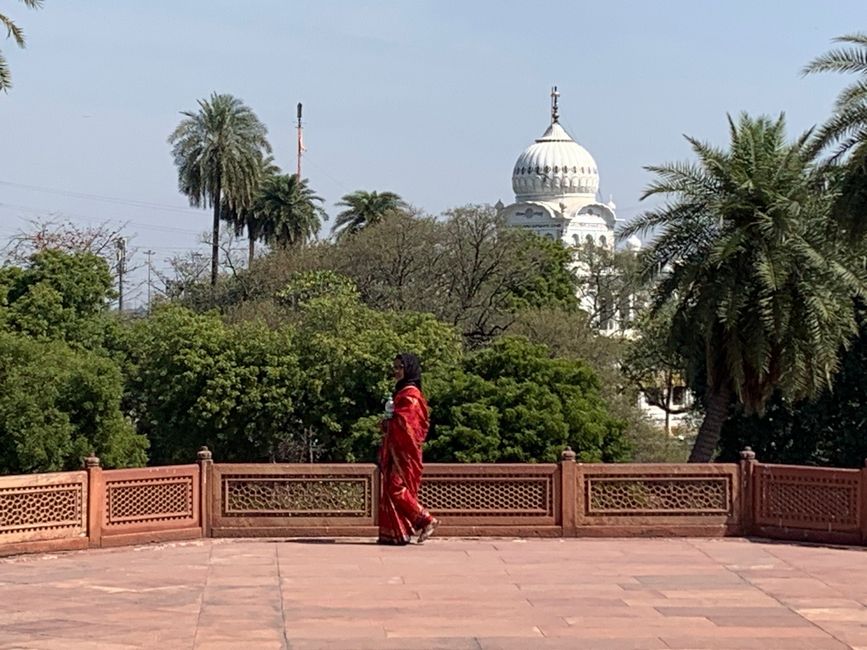 Blick zum Sikh Tempel