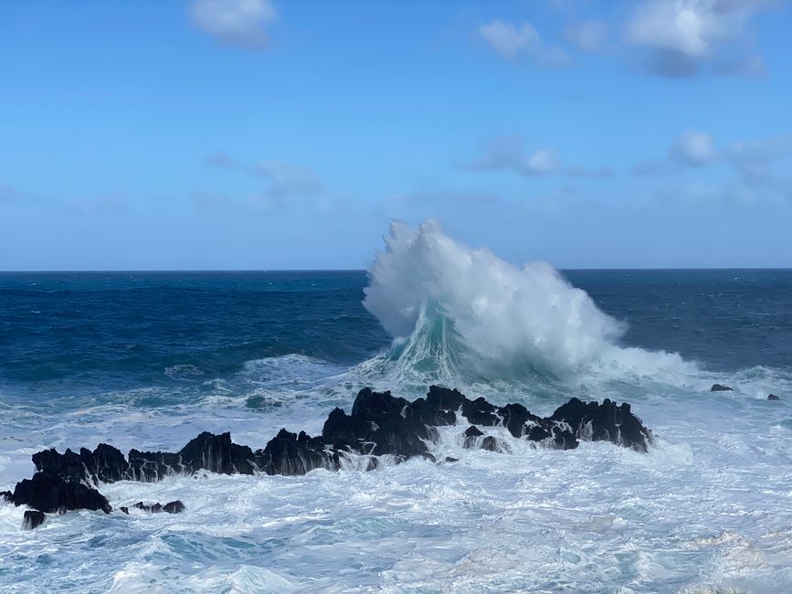 Wasser an die Felsen -