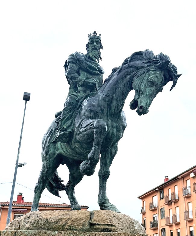 Lo más importante: hemos vuelto a tener un pasaporte, que esta amable dama en Plasencia está sellando.