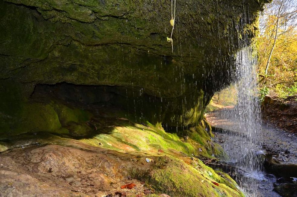 Senderismo de otoño en el Wutachschlucht: rojo, amarillo, naranja... ¡y tú en medio!