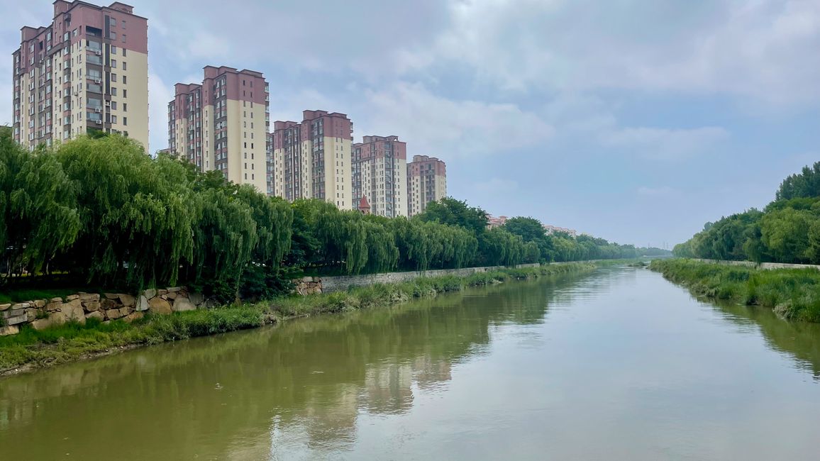 Bei Donghai folgen wir einem Flusslauf