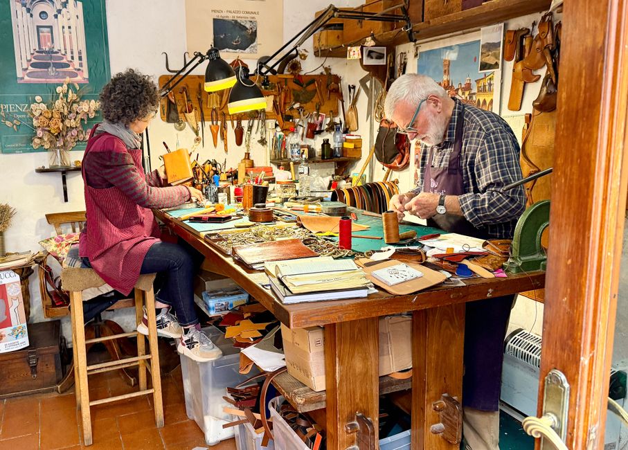 Vue sur un atelier où des articles en cuir raffinés sont fabriqués.