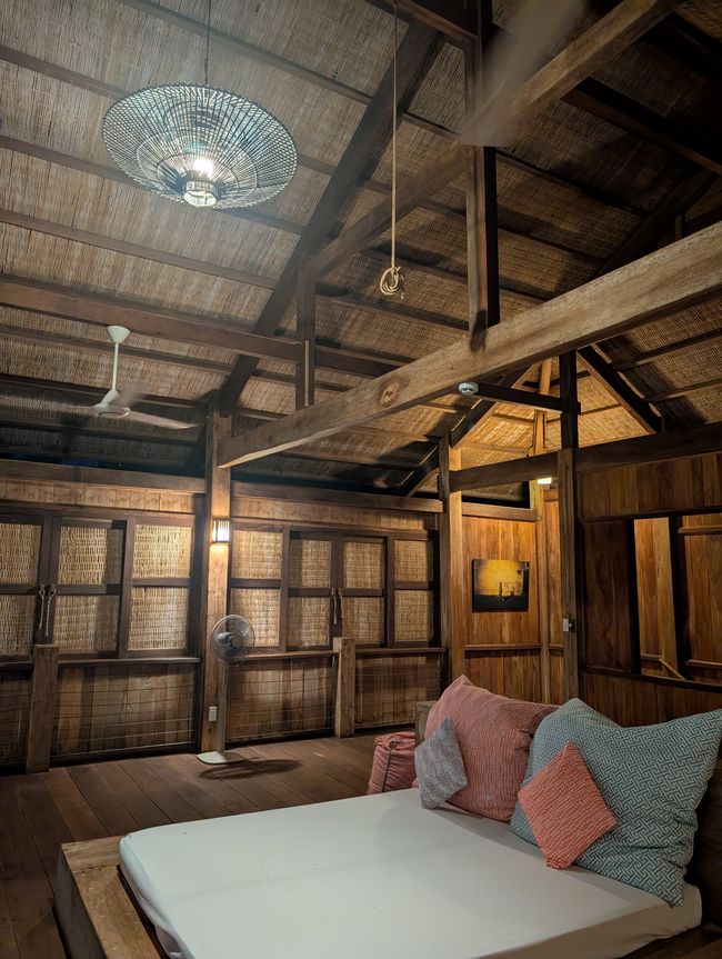 Eine ausgestreckte Hand am Fensterbrett