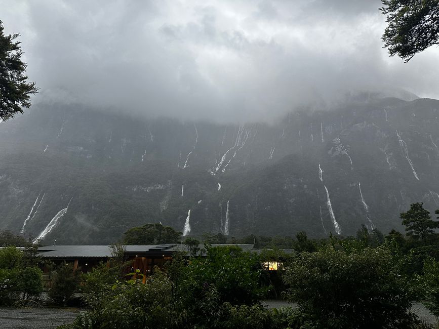 Milford Sound - Regen, Sonnenschein und Bootstour