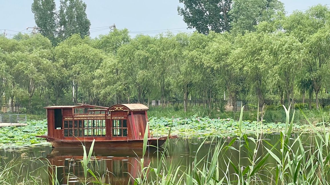 An idyllic pond in the middle of the countryside...