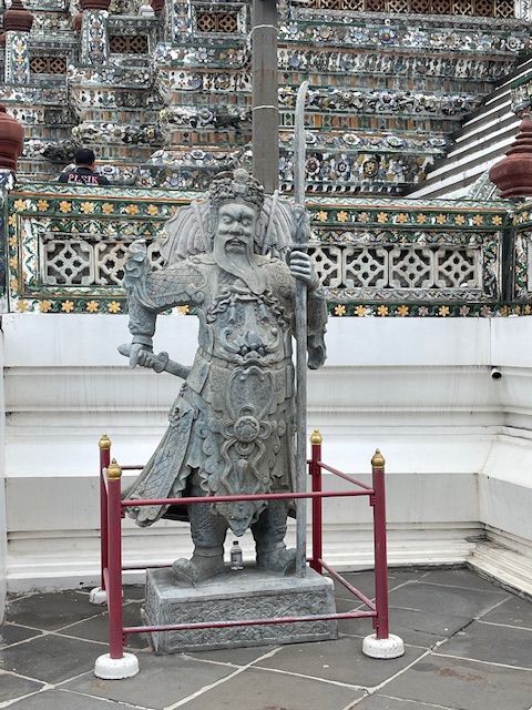 Wat Arun incontra Frühlingsrolle