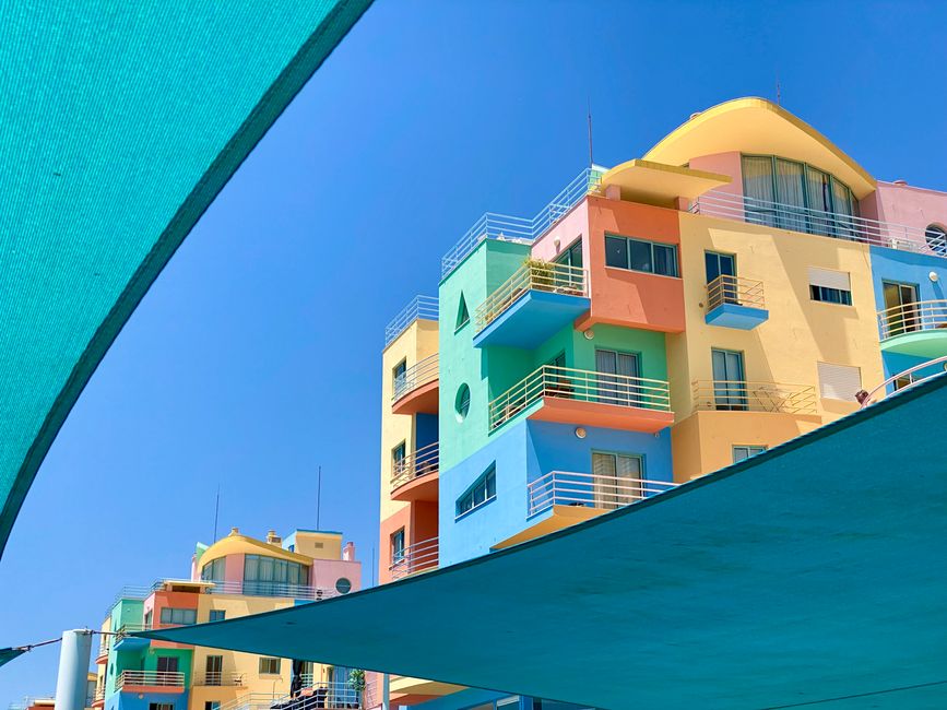 Die Marina von Albufeira mit den bekannten "Legoland-Häuschen"