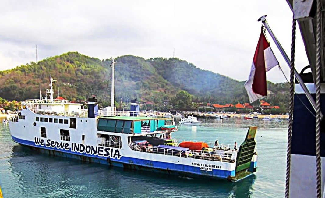 Fähre im Hafen von Padang Bai