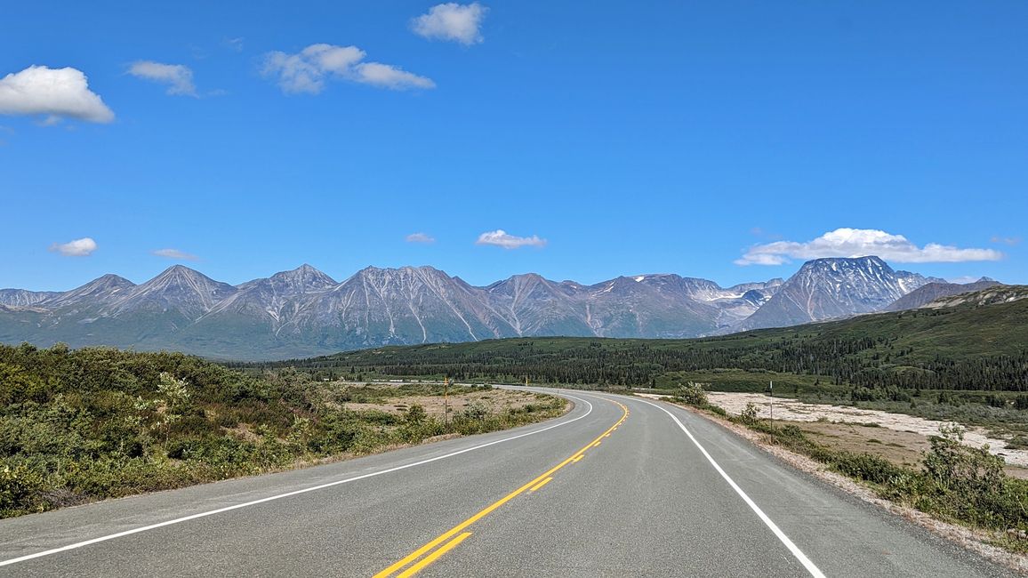 Tag 27: Bärenshow & fantastische Bergwelten - zurück nach Yukon/Kanada