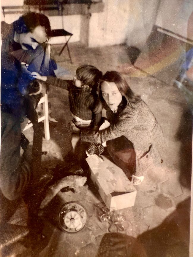 Niki de Saint Phalle mit ihrem Mann, dem Künstler Jean Tinguely und einem ihrer beiden Kinder.