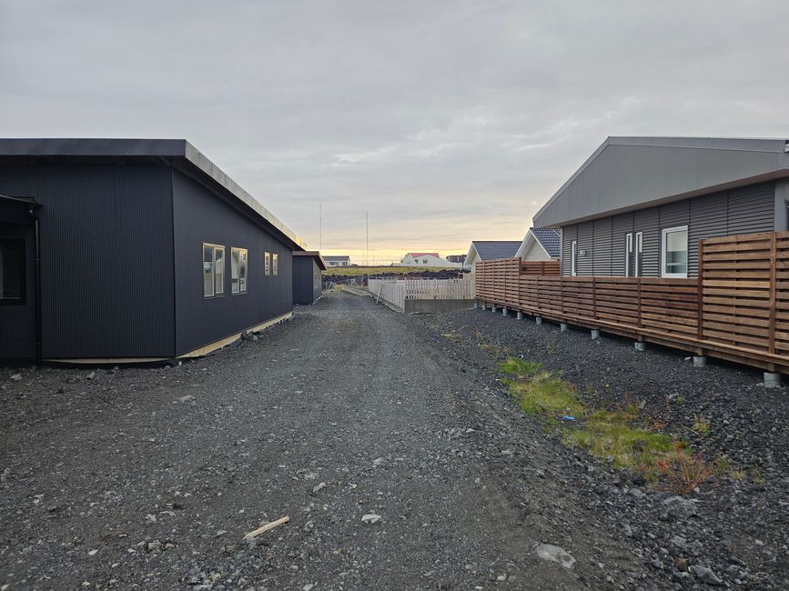 Im Hintergrund sieht man die Lava, Häuser sind alle verlassen 