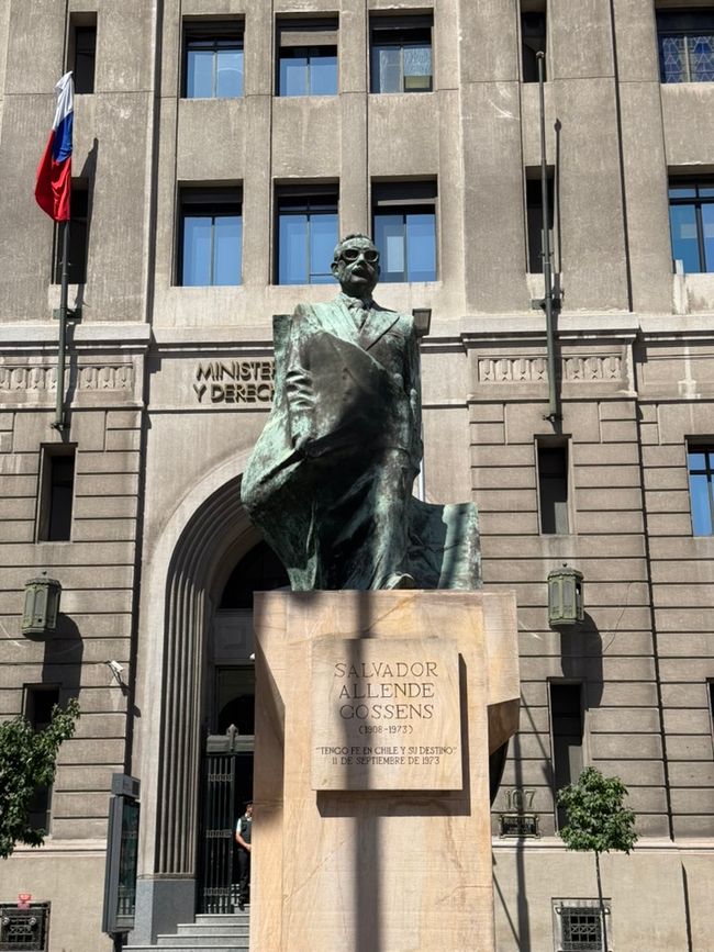 Salvador Allende-Statue. Auch wenn als gesichert gilt, dass er sich umgebracht hat, sind sich viele Chilenen da nicht überzeugt...