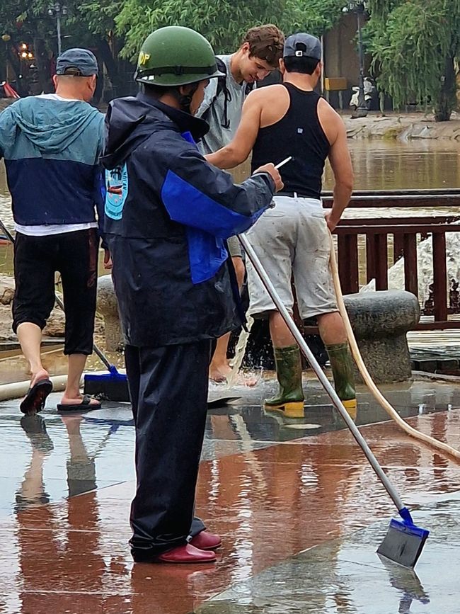 Vorüber die Flut.
Wer sah es wohl, du selig Land, 
wie dich die Welle überwand.