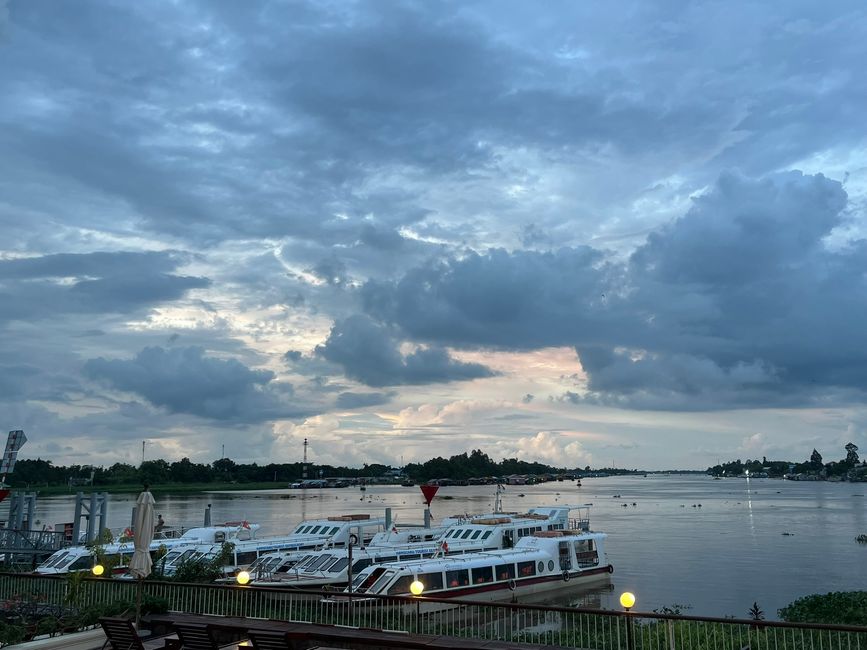 Abenddämmerung am Bassac-Ufer