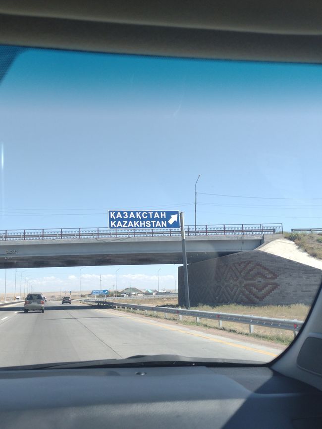 Wir dachten zwar wir seien längst in Kasachstan, aber gut dass uns dieses Schild nochmal daran erinnert!